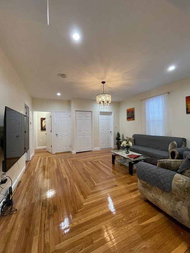 Building Photo - 112 Hall Pl