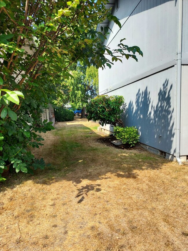 Building Photo - R115