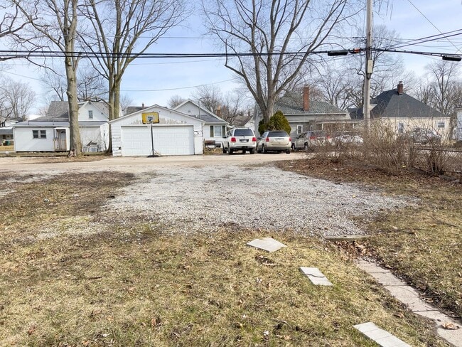 Building Photo - PRELEASING for AUGUST! Close to Campus