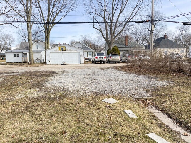 Foto del edificio - PRELEASING for AUGUST! Close to Campus