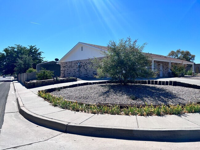 Building Photo - Great 3 or 4 bedroom w/ large rooms and co...