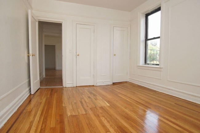 Building Photo - 2585 Bainbridge Ave