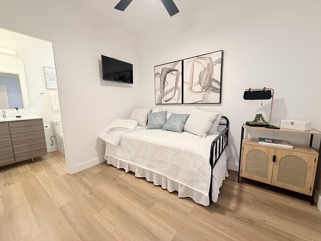Ground Level Bonus/Guest Bedroom - 4220 N 32nd St