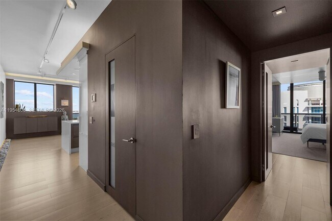 Building Photo - 5875 Collins Ave