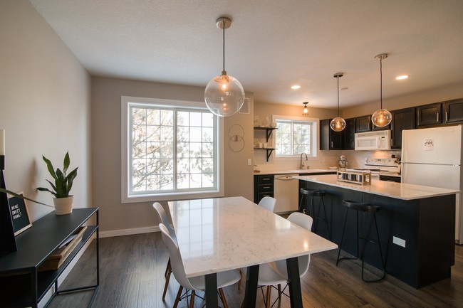 Foto del edificio - 7663 Primrose Pl