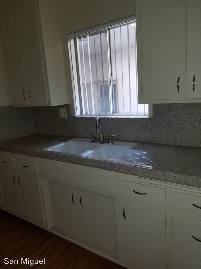 Foto del edificio - 7220 Bright Ave