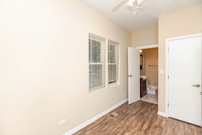 Foto del edificio - 2445 N Clybourn Ave