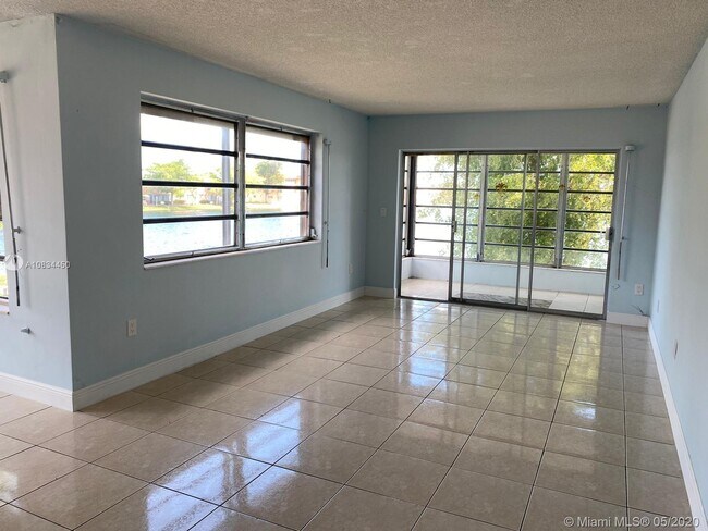 Foto del edificio - 270 NE 191st St
