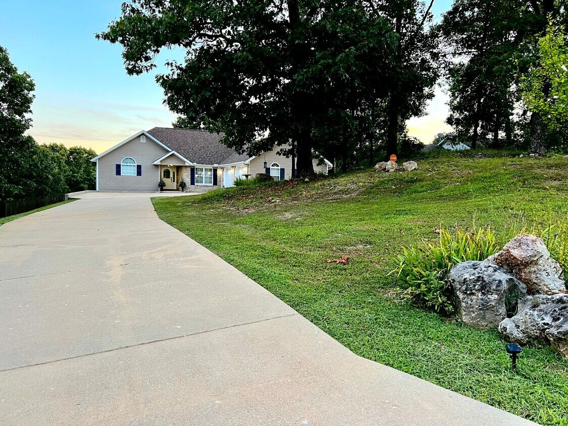 Foto principal - beautiful updated large home