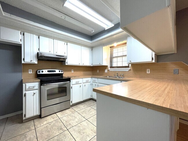 Foto del edificio - **MOVE IN SPECIAL!! $200 OFF First Month's...