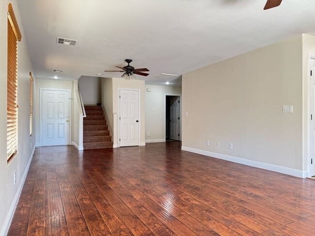 Building Photo - 4 Bedrooms, Den, and Loft