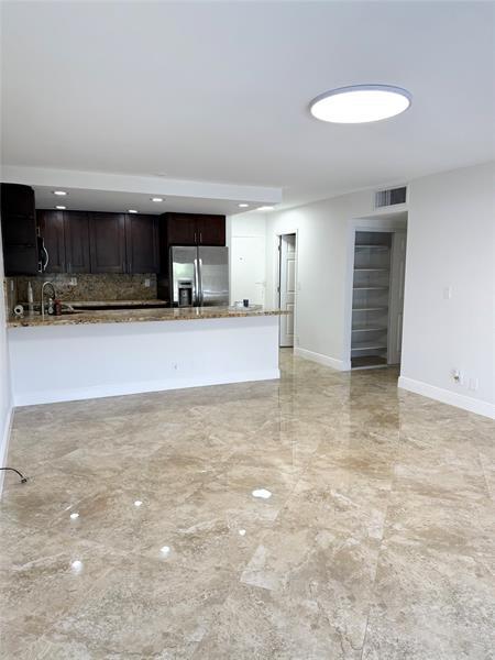 Foto del edificio - 550 Bayshore Dr