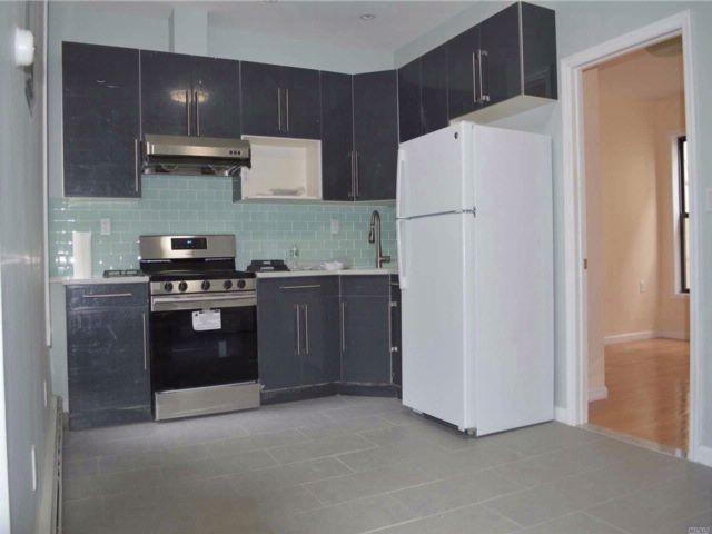 Primary Photo - 4318 Greenpoint Ave