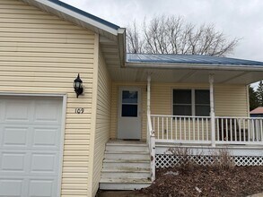 Building Photo - 107 Hegge St