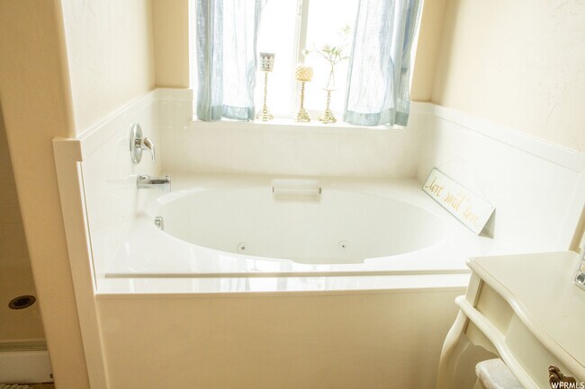 Bañera de hidromasajes - 2976 W 350 S