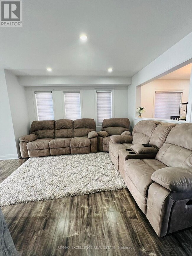 Building Photo - 18 Fallstar Crescent