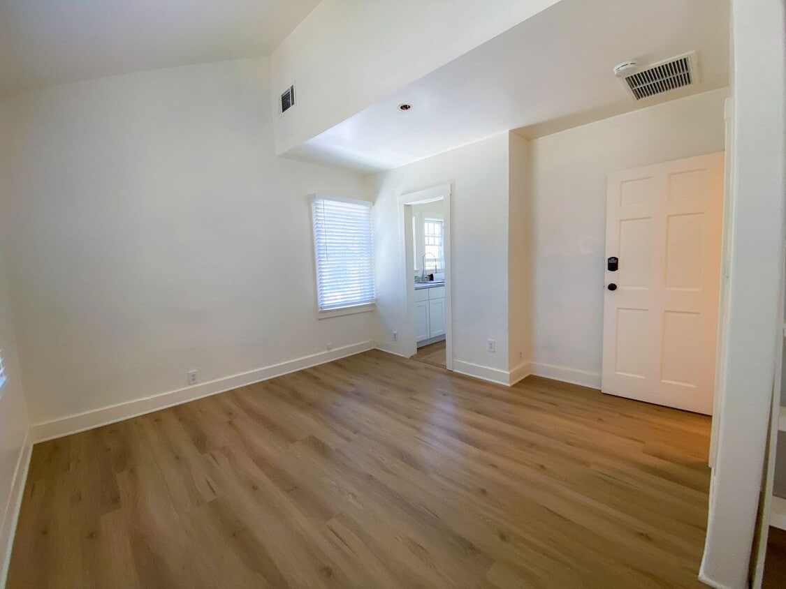 Primary Photo - 125 W Micheltorena St