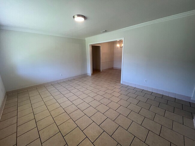 Foto del edificio - Charming 4-Bedroom Brick Home on Spacious ...