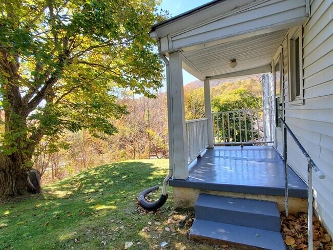 Photo - 10 E 6th St House