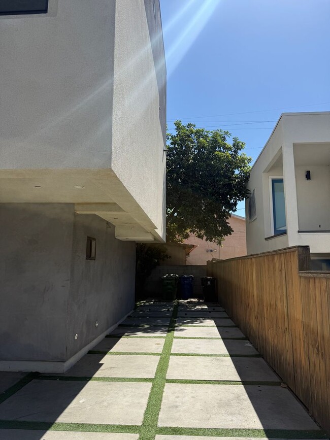 Building Photo - 2514 S Palm Grove Ave