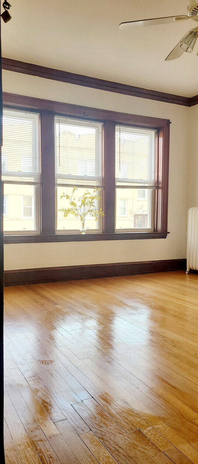 Foto del edificio - 2454 N LeClaire Ave