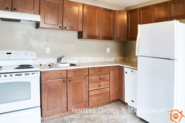 Building Photo - Pet Friendly Townhouse, No Lawn Care Respo...