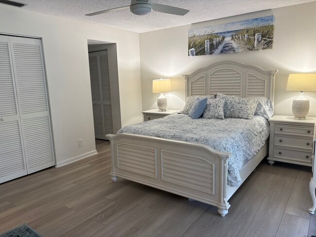 Queen Bed - 195 Peppermint Ln