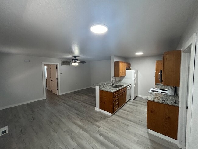 Building Photo - 723 N Vinita Ave