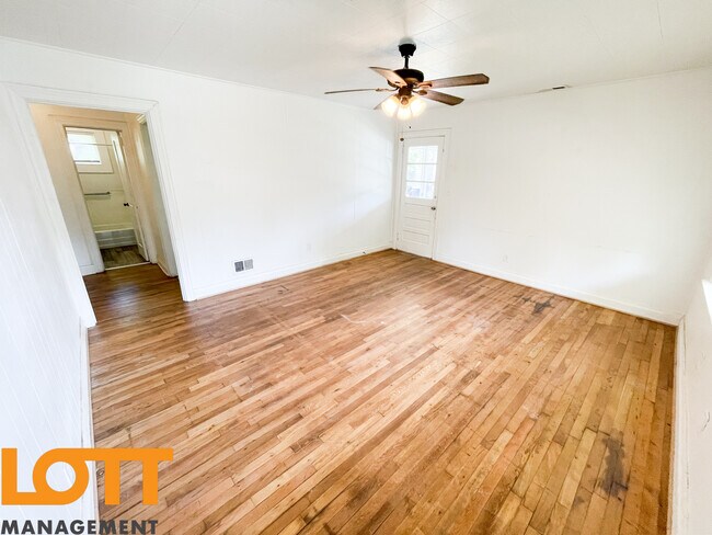 Building Photo - 20 Link St