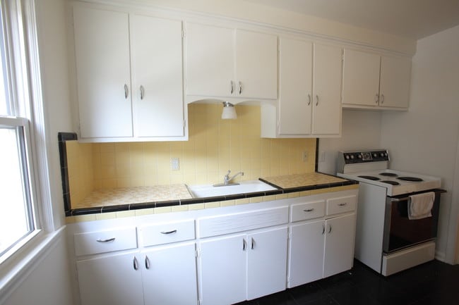 Bright, cheery retro kitchen - 518 W Hudson Ave