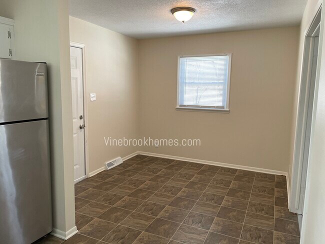 Building Photo - 2121 Kenton St
