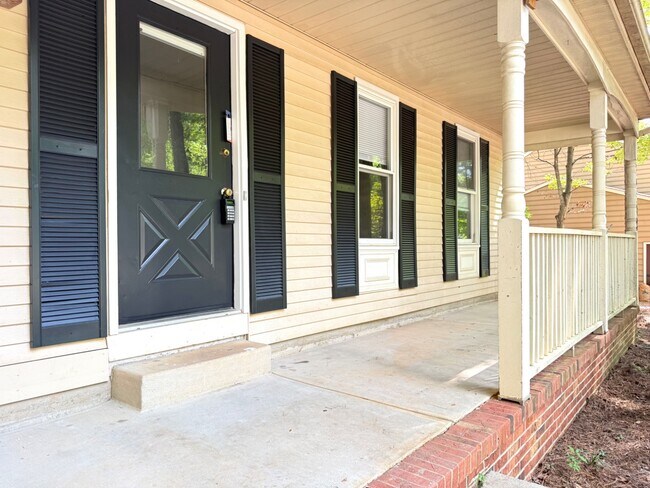 Foto del edificio - 4 Bedroom Single Family Home in Cary - No HOA