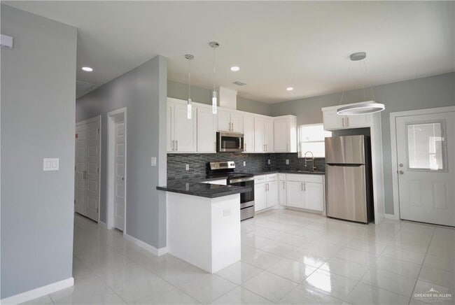 Building Photo - 7 Angelina Dr