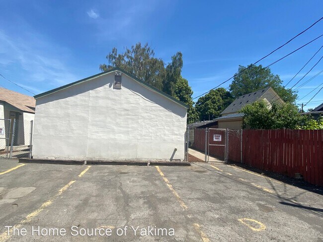 Building Photo - 2 br, 1 bath House - 706 N 3rd Street #D