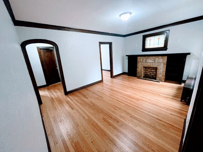 Building Photo - 4508 W Wrightwood Ave