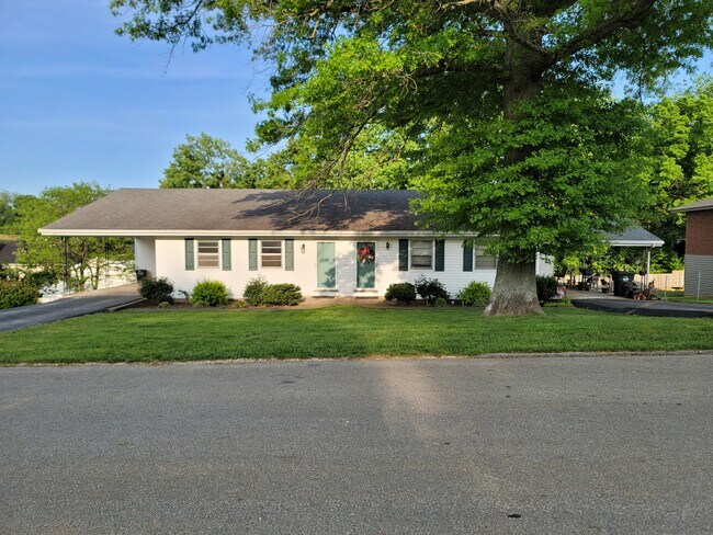 Beautiful Duplex - 123 Ronameki Dr