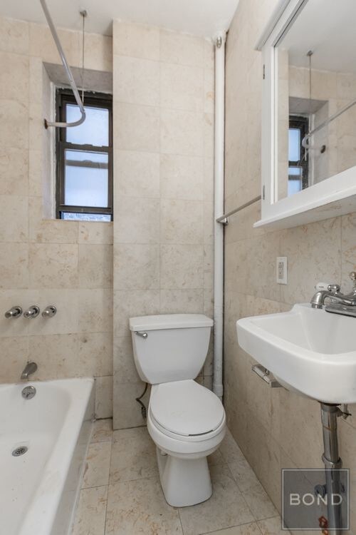 Building Photo - 209 W 87th St
