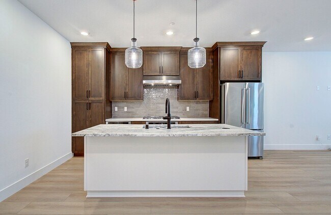 Foto del edificio - Luxury Upgraded Executive Townhome | 4 Bed | 3 Bath in Prime Camas School District