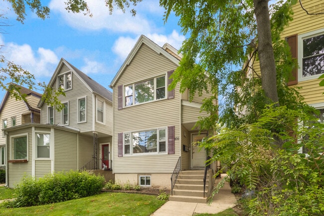 Building Photo - 1011 Garnett Pl