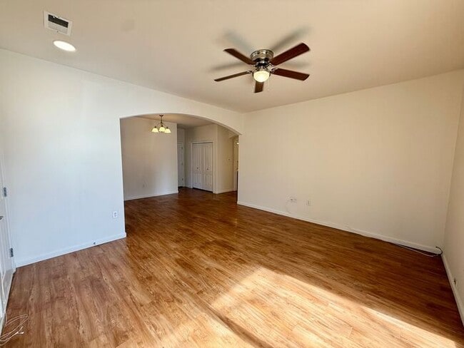 Building Photo - ***MOVE IN SPECIAL*** 2 WEEKS FREE -MUST SEE 2 Bed/2 Bath Condo in the Lakeshore at Centerra!