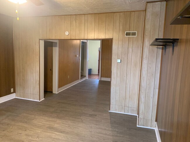 Foto del edificio - Spacious 1 Bedroom + Bonus Room House, Fen...