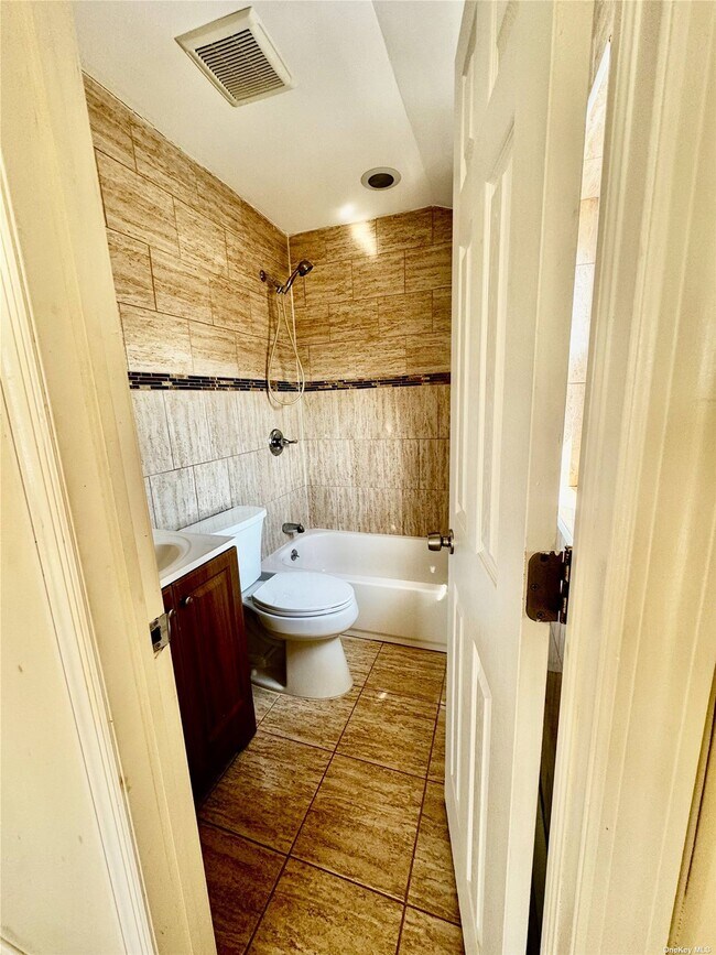 Foto del edificio - 247-08 Francis Lewis Blvd