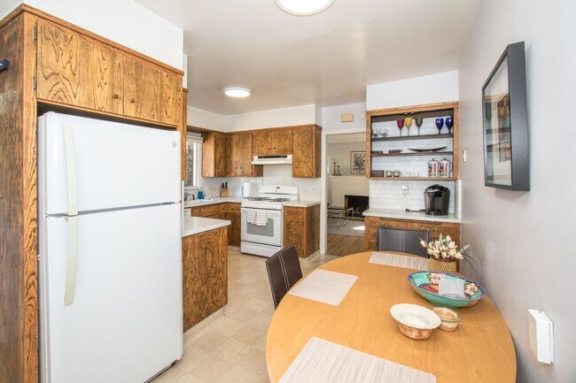 Foto del edificio - Charming Bungalow in Desirable Community Center Neighborhood!