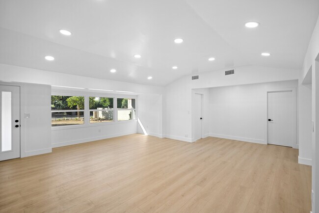 Building Photo - 15139 Vose St