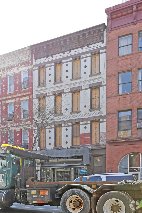 Foto del edificio - 754 Grand St