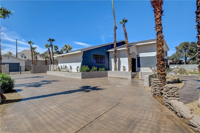 Building Photo - 2685 S Tenaya Way