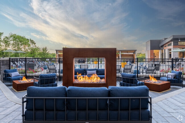 Pool Courtyard - The Terra Apartment Homes