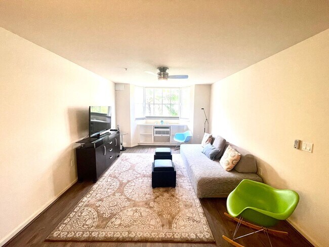 Foto del edificio - Fully-Furnished 2 Bedroom, 2 Bathroom, 1 P...