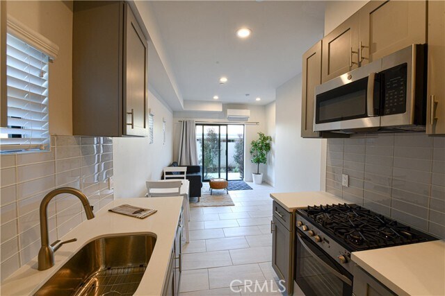 Foto del edificio - 15826 S Vermont Ave