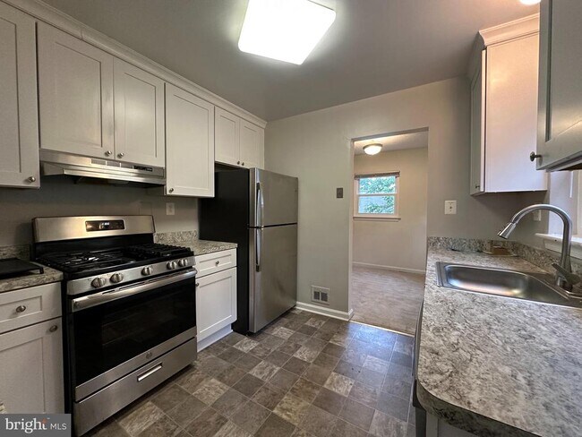 Building Photo - 2237 Highland Ave